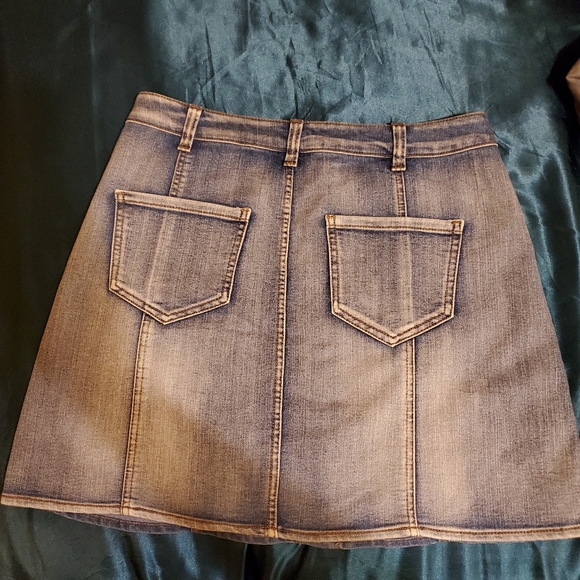 Button down stone wash jean skirt - Picture 3 of 3